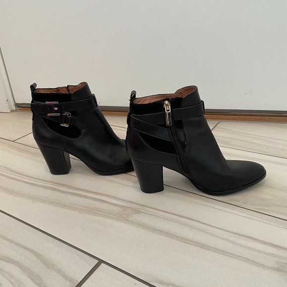 Louise et Cie 'Vianne' Black Ankle Bootie with gold buckle detail size 8.5 - Picture 2 of 8